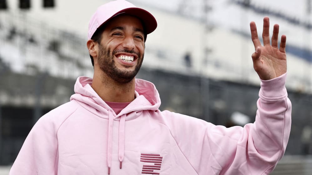 daniel ricciardo pink hat