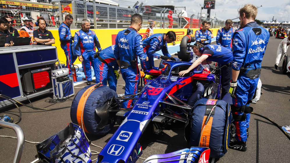 What do F1 teams do on the grid before the race?