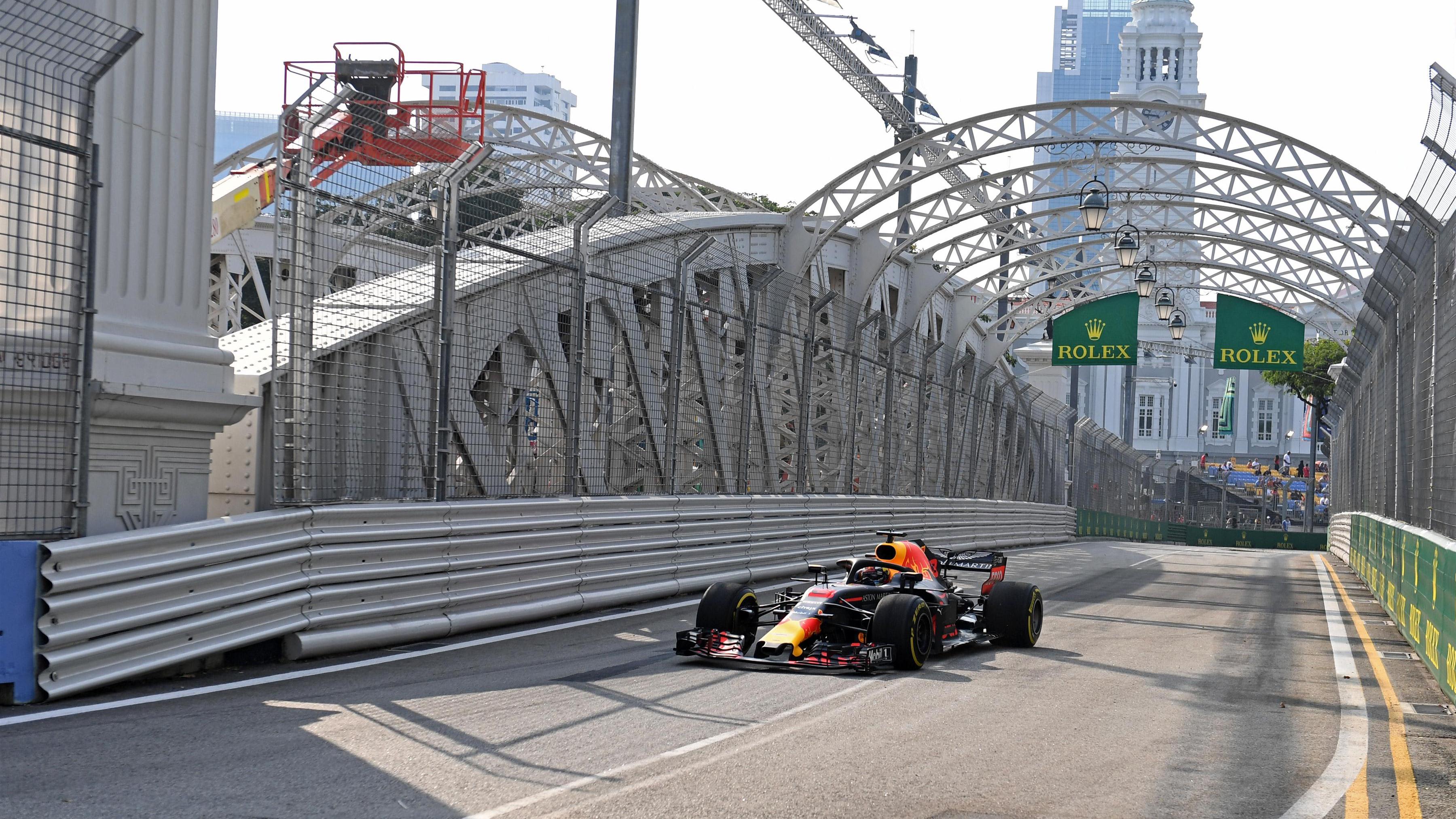 FP1 Ricciardo leads Red Bull in Singapore